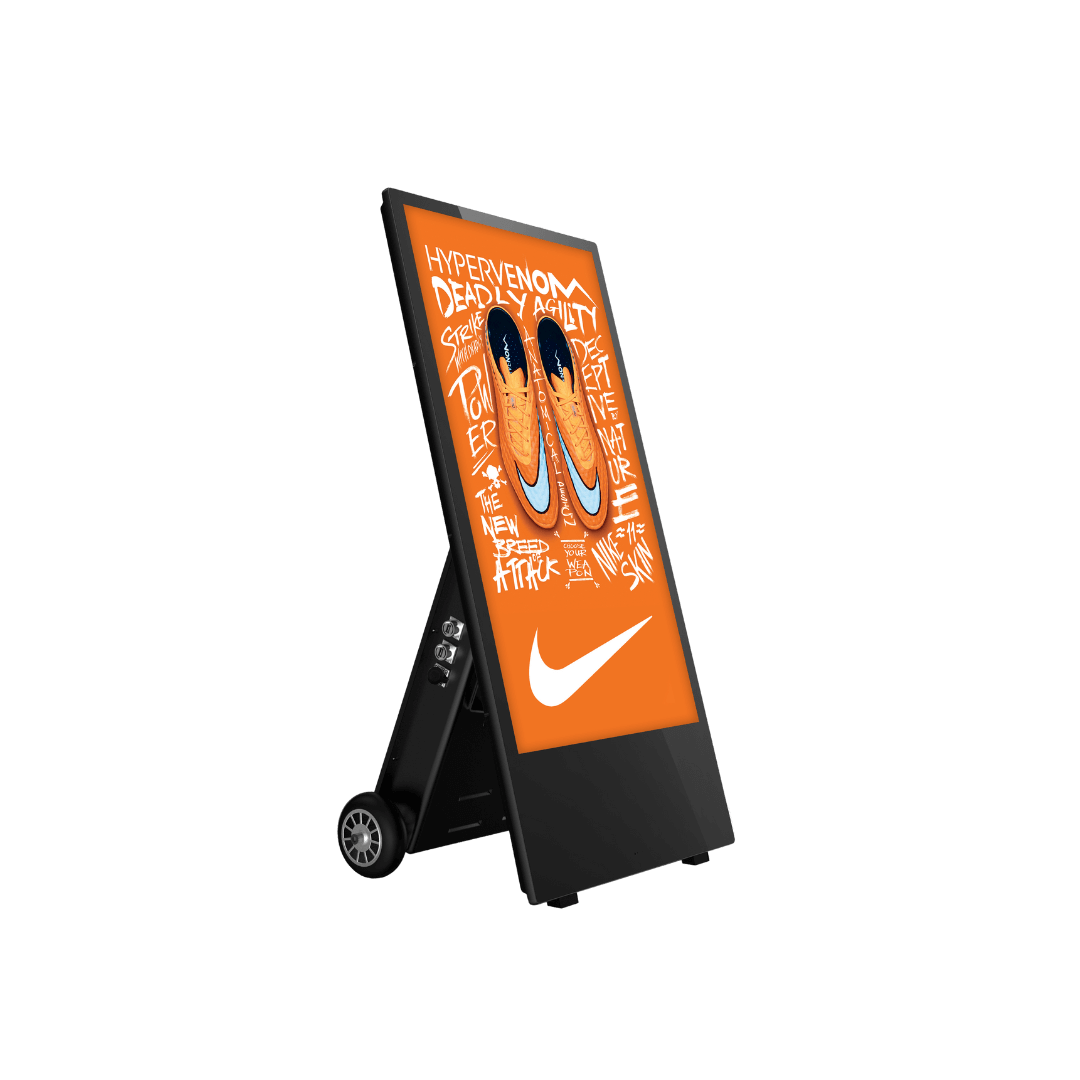 Digicast : Chevalet publicitaire stop trottoir digital avec une publicité pour Nike affiché dessus.