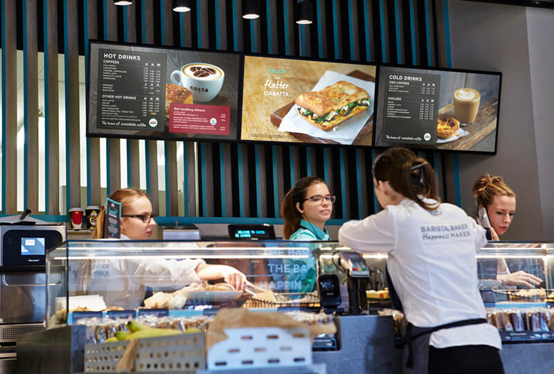 L'image représente 3 menus digitaux installés dans un café