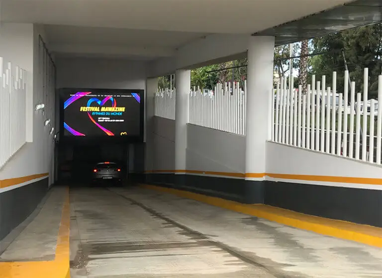 Ecran LED extérieur à l'entrée d'un parking