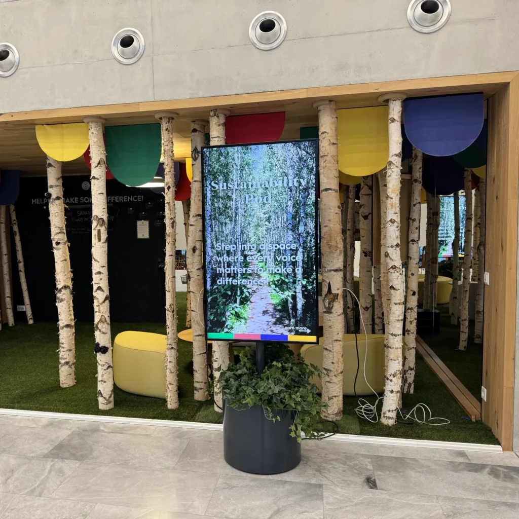Totem végétalisé installé sur le campus de l'EHL à Lausanne