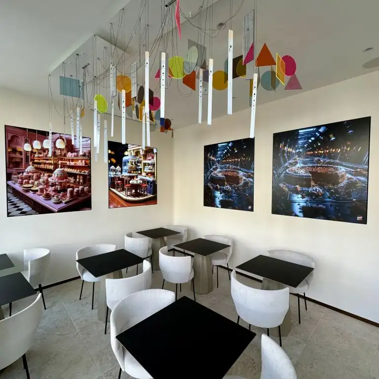 Videowall affichage dynamique pâtisserie Othmane Khoris rue du Rhône Genève DIGICAST.