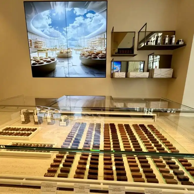 Videowall affichage dynamique pâtisserie Othmane Khoris rue du Rhône Genève DIGICAST.