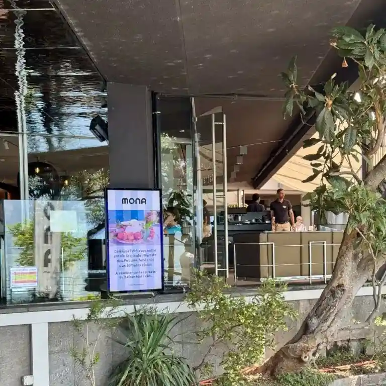 Ecran extérieur installé par DIGICAST pour l'Hôtel Mona à Montreux