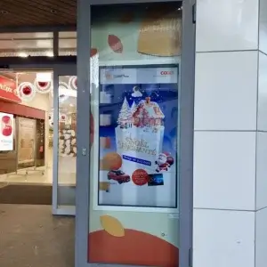 Écran vitrine digital fixation murale COOP affichage dynamique haute luminosité