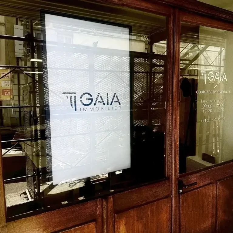 Écran vitrine digital sur pied Gaia Immobilier affichage dynamique annonces immobilières