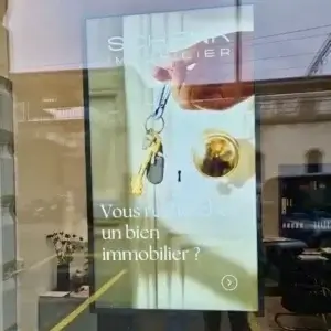 Écran vitrine digital sur pied Schenke Immobilier affichage dynamique agence immobilière