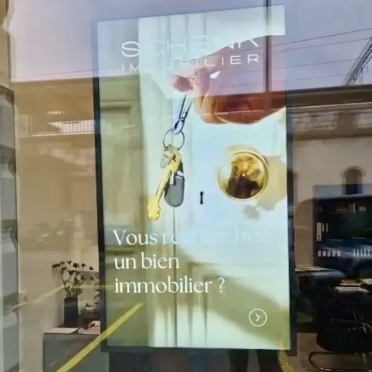 Écran vitrine digital sur pied Schenke Immobilier affichage dynamique agence immobilière