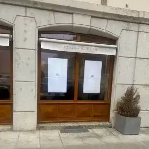 Écran vitrine digital sur pied affichage dynamique haute luminosité 4000 cd/m²