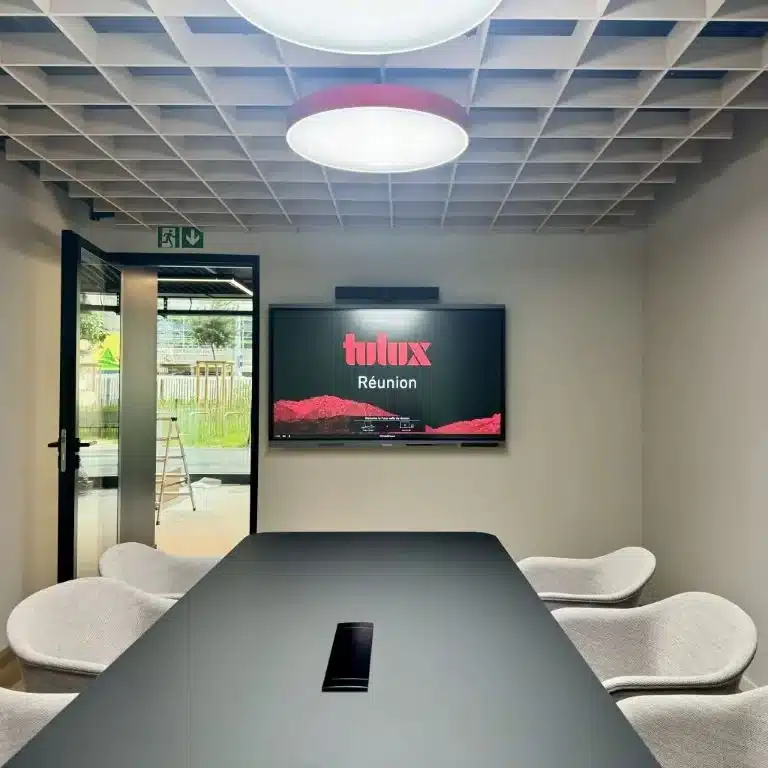 Ecran interactif installé dans le showroom d'une entreprise d'électricité