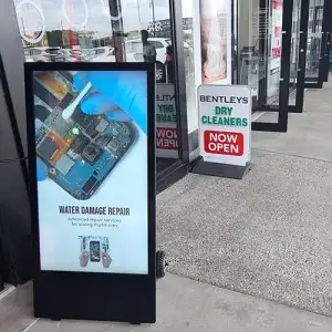 Chevalet digital devant un magasin de téléphone.