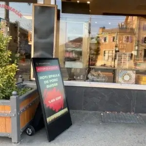 Chevalet digital installé à la Boucherie d'Onex