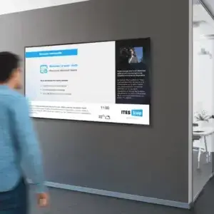 un écran LED dans un espace partagé