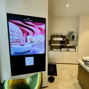 Ecran publicitaire de 75" d'affichage dynamqiue à l'intérieur de la boutique d'Othmane Khoris