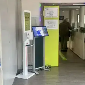 Ecran sur totem DIGICAST pour le réseau de soin Delta