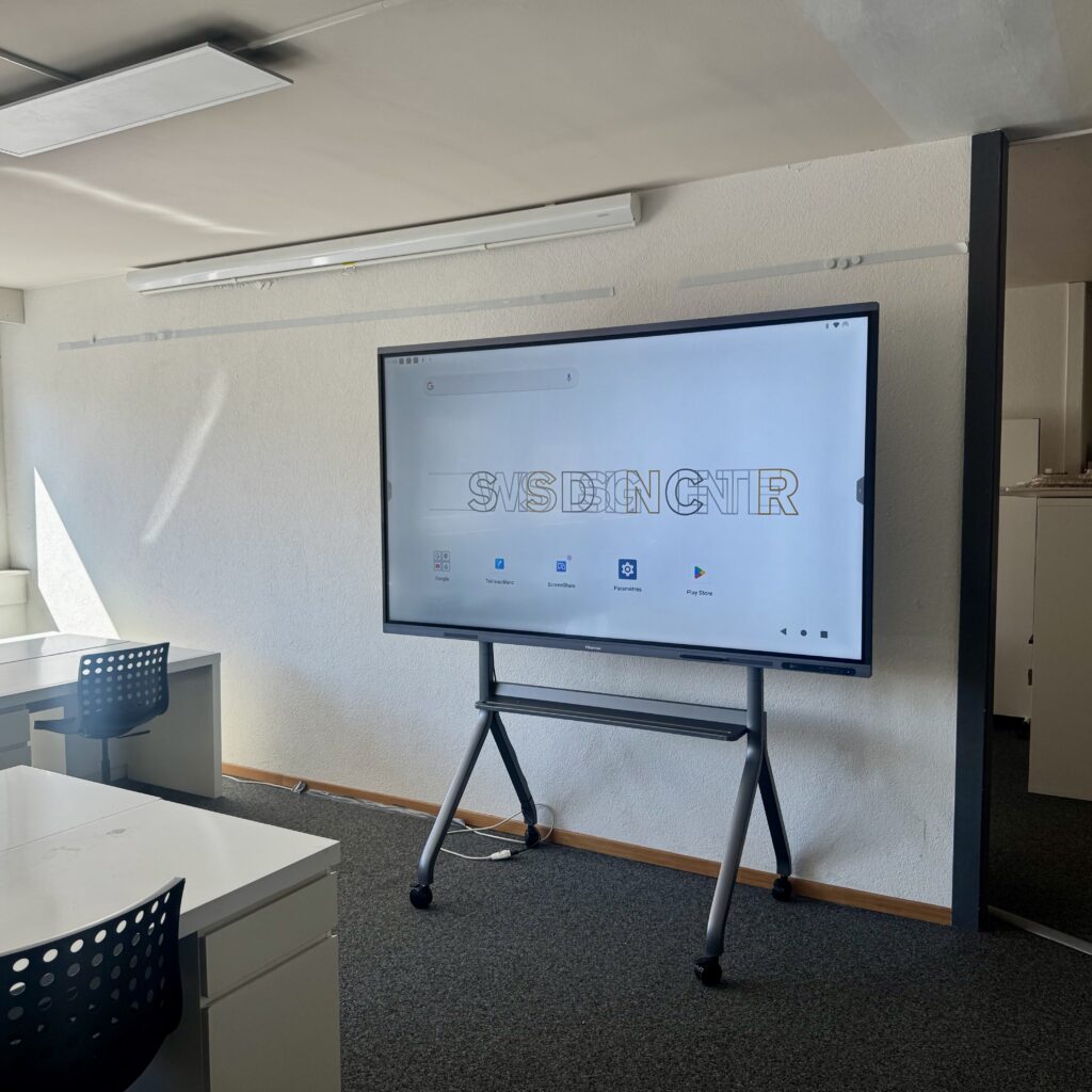 Ecran interactif installé dans une école