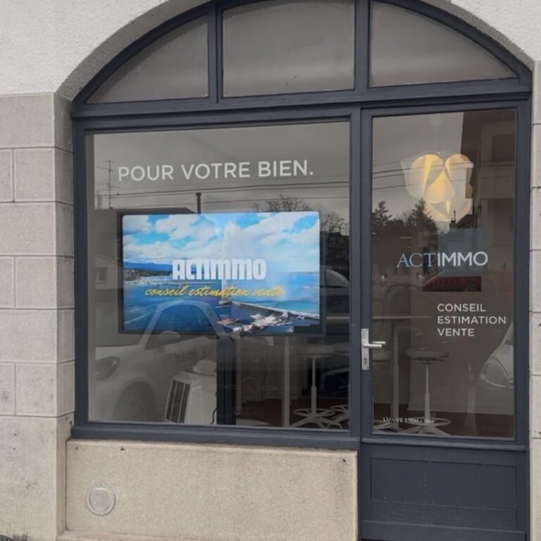 Ecran vitrine installé dans une agence immobilière