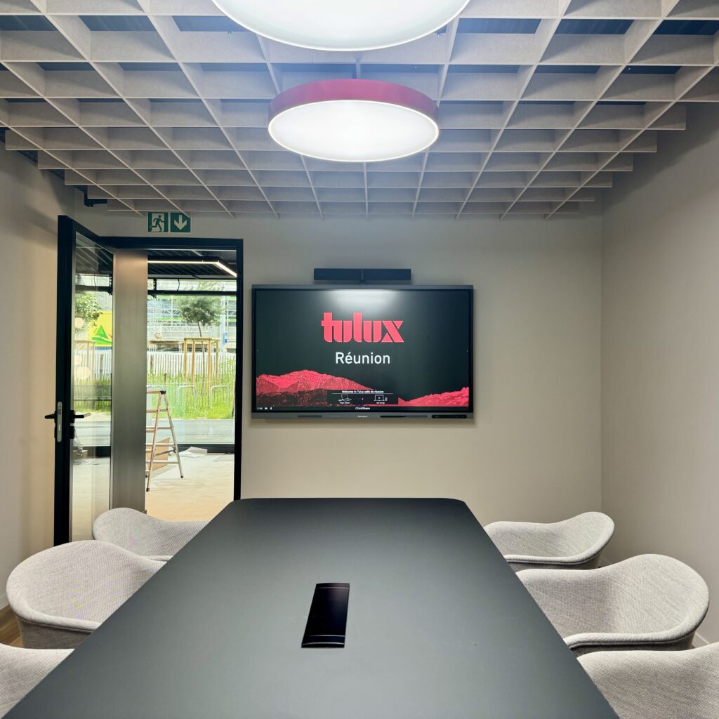 Ecran interactif installé dans une entreprise d'électricité