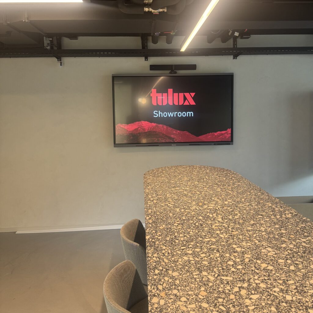 Ecran interactif installé dans le showroom d'une entreprise d'électricité