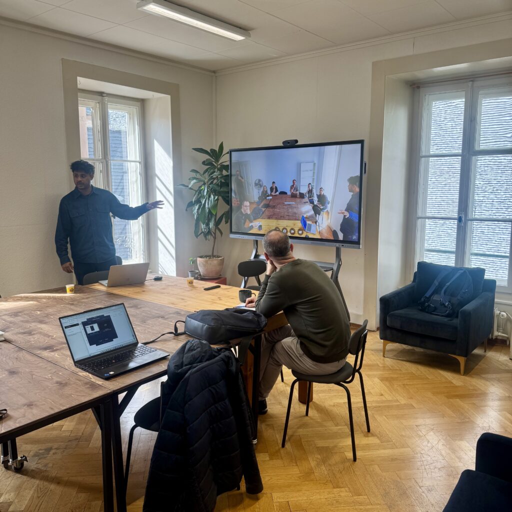 Ecran interactif pour visioconférence installé dans un théatre