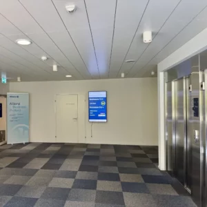 Ecran publicitaire intérieur dans un immeuble commercial