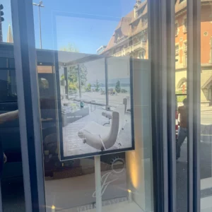 Ecran vitrine pour l'agence immobilière John Taylor à Genève