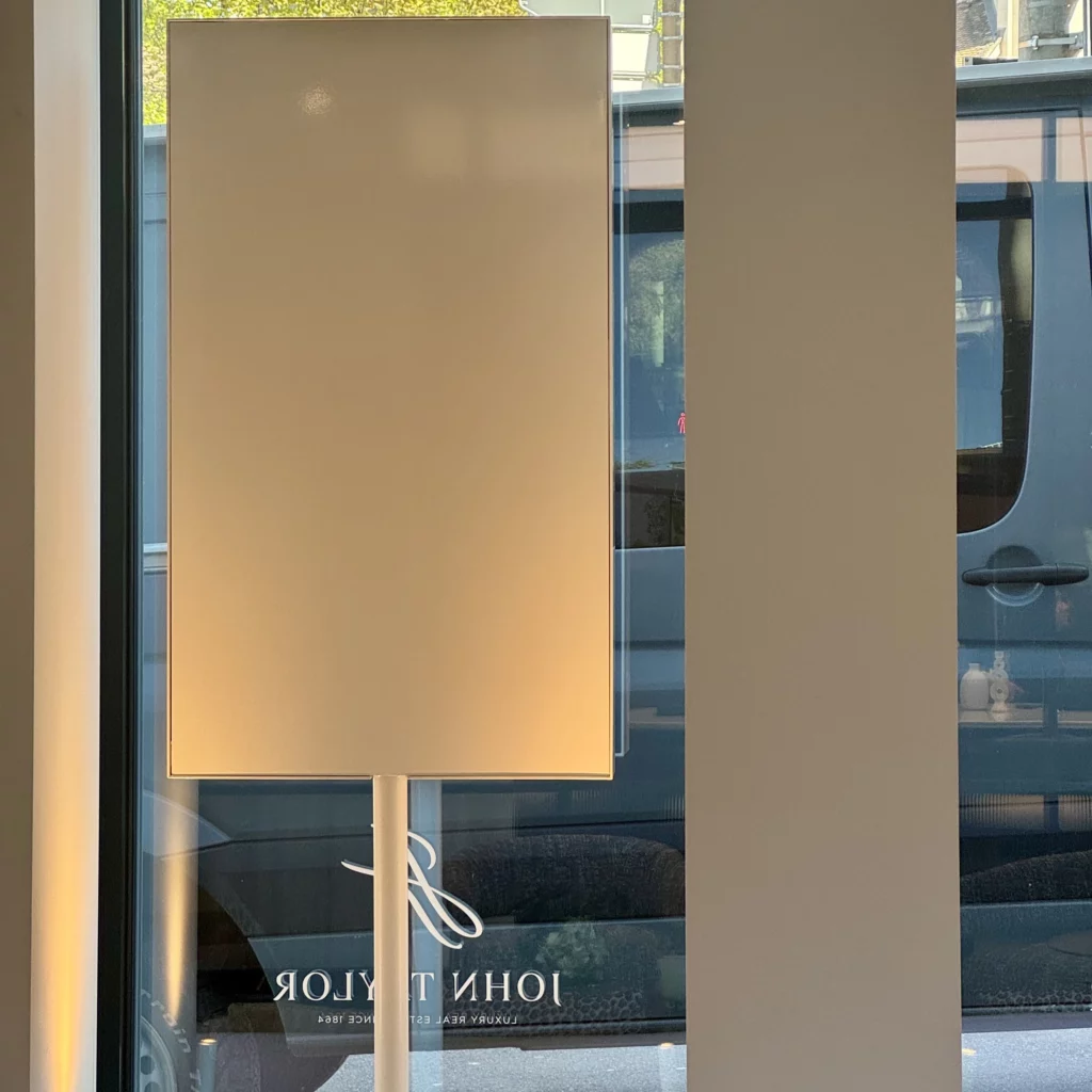 Intégration d'un écran vitrine vu depuis l'intérieur de l'agence