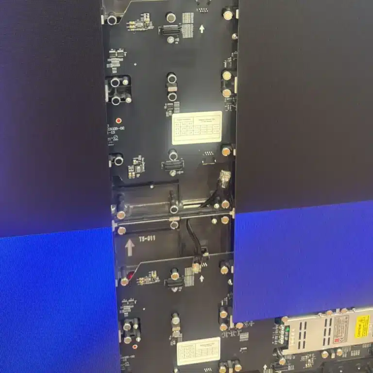 Ecran LED intérieur en réparation