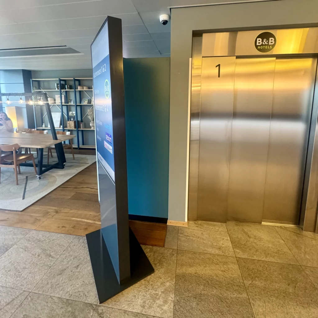 Totem digital sur mesure vue de côté
