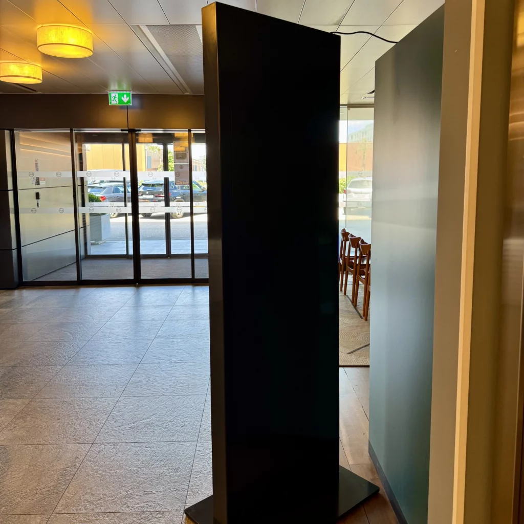 Totem digital sur mesure vue de dos