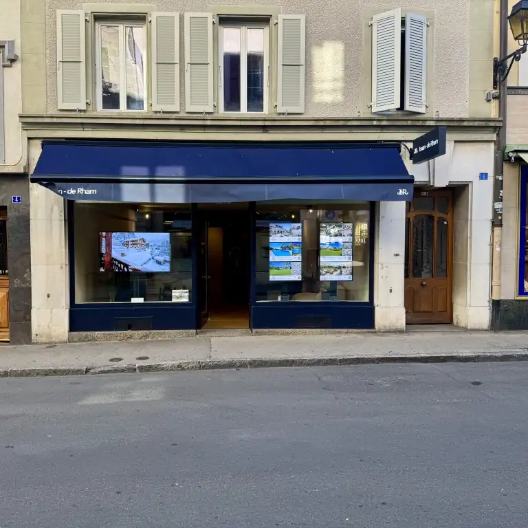 Écrans d'affichage dynamique pour la vitrine de l'agence Jouan de Rham