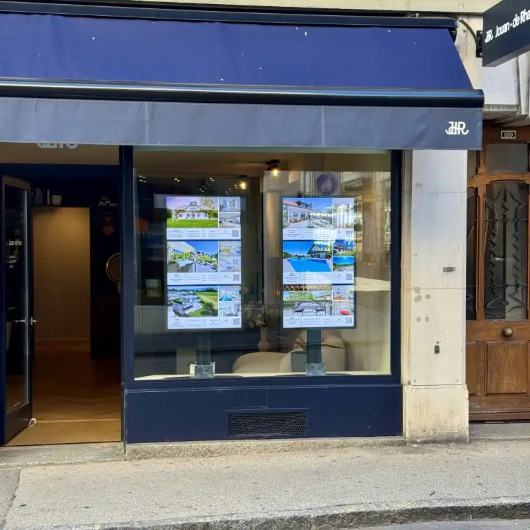 Ecrans d'affichage dynamique pour la vitrine de l'agence Jouan de Rham