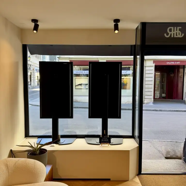 Ecrans d'affichage dynamique pour la vitrine de l'agence Jouan de Rham